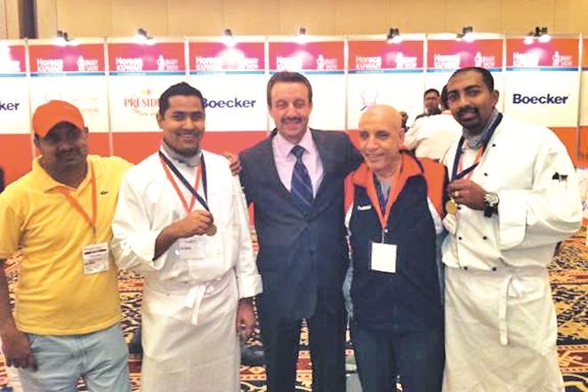 حسان بايرلي المدير العام والشيف محمد درة مع الفائزين
