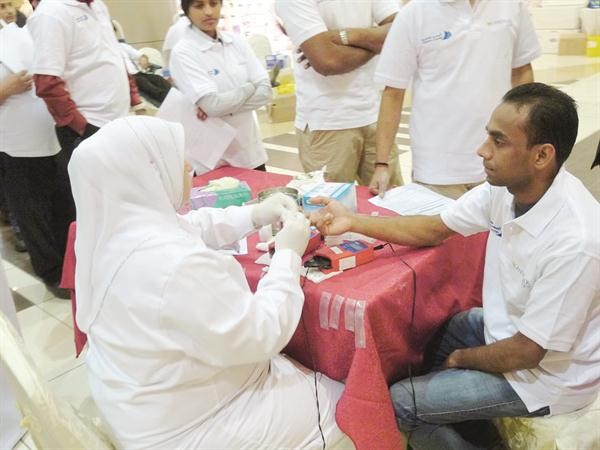 فحص موظفي لاندمارك قبل التبرع بالدم﻿