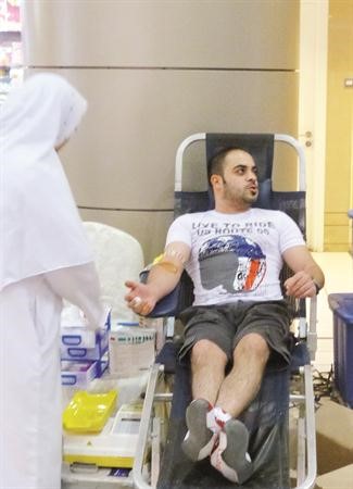 احد الموظفين يتبرع بدمه﻿