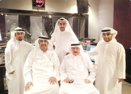 المعد ماجد المهنا يتوسط فريق برنامج غناوي المحطة﻿