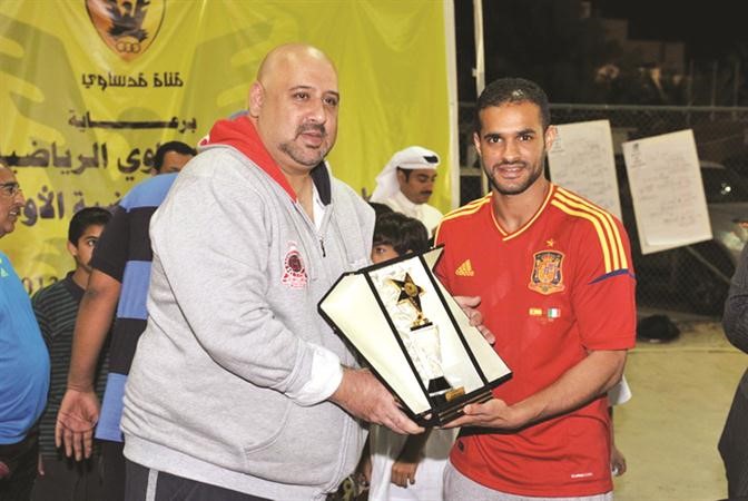 النجم بدر المطوع يتسلم هدية تذكارية من العيسى 