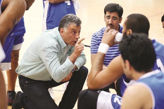 المدرب الصربي زوران كريكوفيتش يوجه لاعبيه عادل اليعقوب