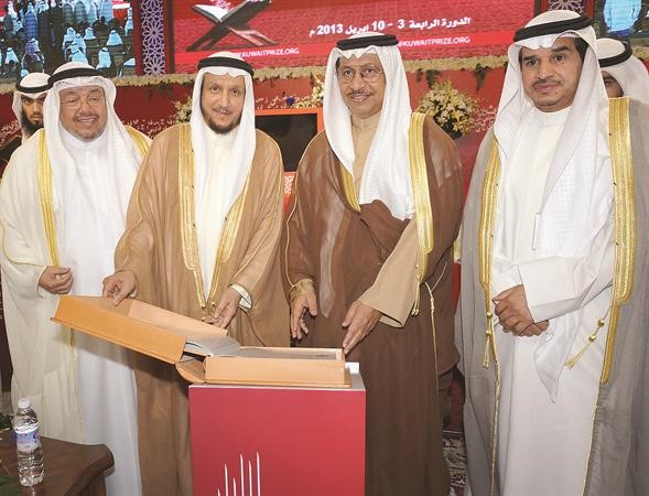 سمو رئيس الوزراء الشيخ جابر المبارك يتسلم هدية تذكارية من مشريدة المعوشرجي ودعادل الفلاح وعبدالله مهدي براك
