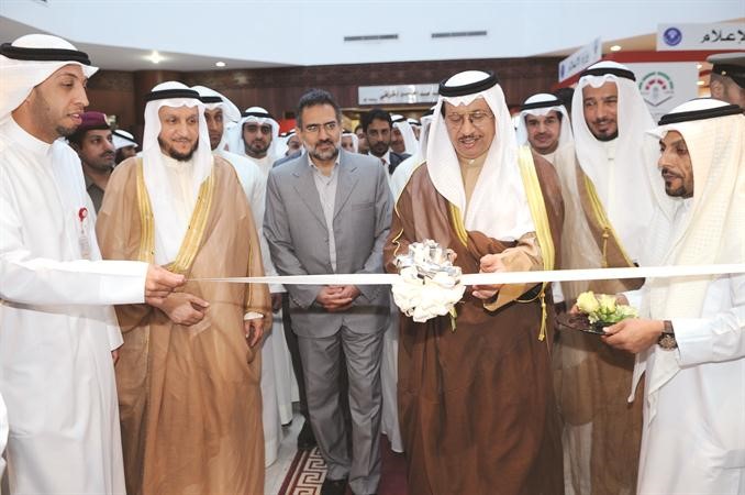 سمو رئيس الوزراء الشيخ جابر المبارك خلال افتتاح المعرض المصاحب
