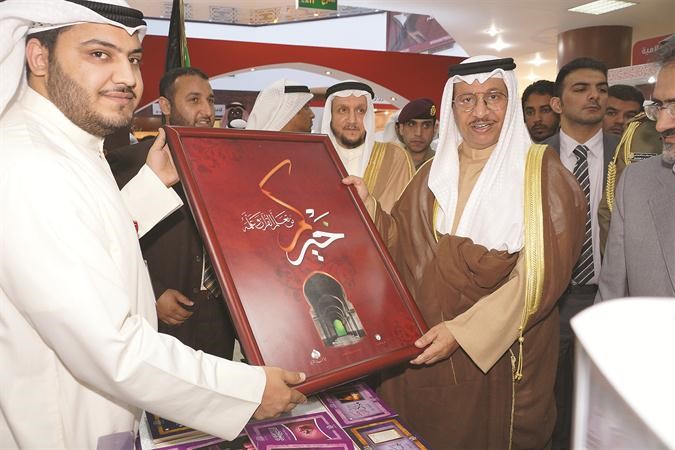  وهدية تذكارية لسمو رئيس الوزراء
