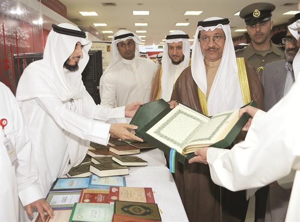 سمو رئيس الوزراء الشيخ جابر المبارك يتسلم نسخة من القران الكريم 