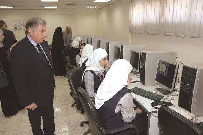 طالبات يشاركن في المسابقة
