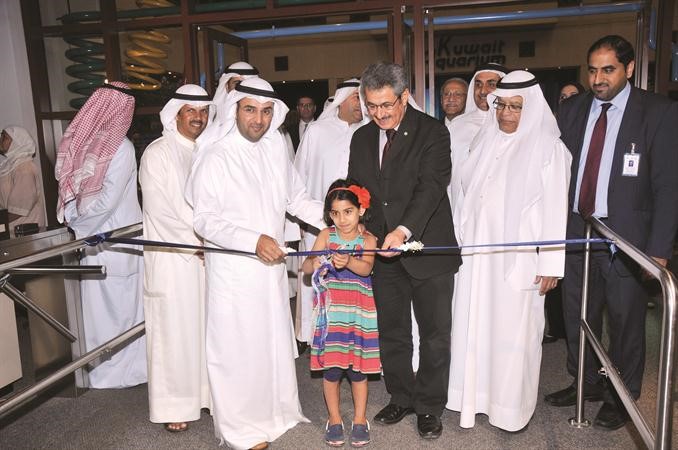 دنايف الحجرف وممجبل المطوع وكبار الحضور خلال قص الشريط

