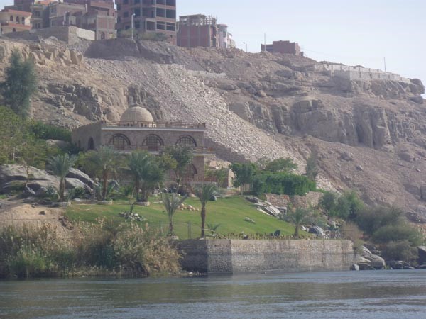 فيلا الفنان محمد منير على ضفاف النيل﻿