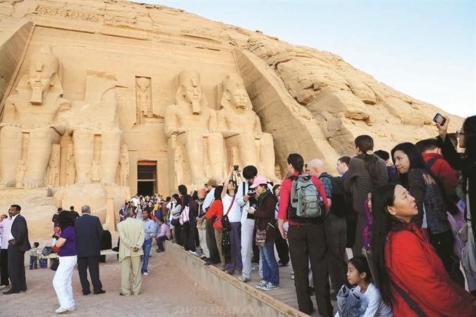 الاف السياح من كل دول العالم توافدوا لرؤية تعامد الشمس على وجه رمسيس الثاني يوم 21 فبراير من كل عام﻿