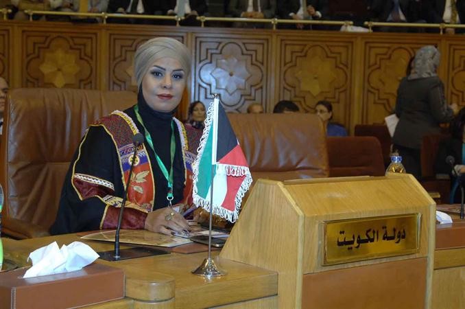 نجاة الحشاش خلال مشاركتها في المؤتمر ﻿