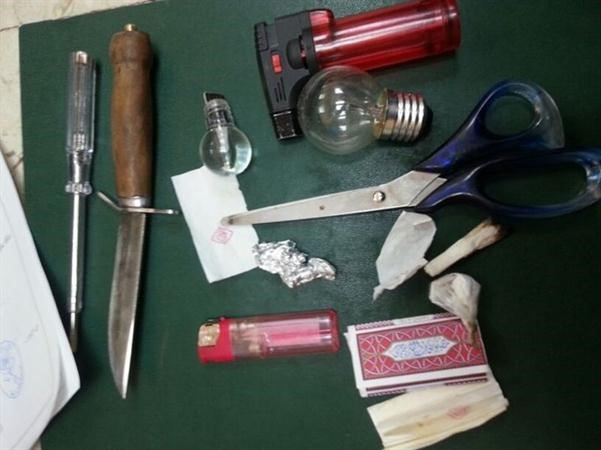  و المواد المخدرة والاسلحة البيضاء ضبطت في مركبة المطلوب﻿