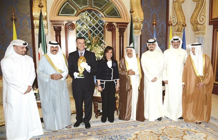 صاحب السمو الامير الشيخ صباح الاحمد وسمو ولي العهد الشيخ نواف الاحمد خلال استقبالهما لوفد البنك الوطني وممثل الفيفا مع الكاس الذهبية