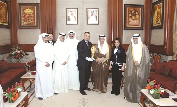 وسمو رئيس مجلس الوزراء الشيخ جابر المبارك مع وفد الوطني