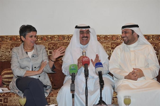 باسل الجاسر متوسطا د الزلزلة وصفاء الهاشم خلال ندوة امس الاول اسامة ابو عطية