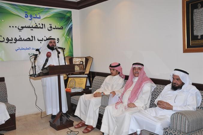 د وليد الطبطبائي متحدثا خلال الندوة امس الاول محمد خلوصي