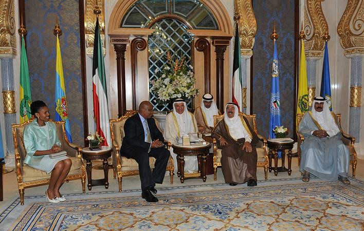 صاحب السمو الامير الشيخ صباح الاحمد مستقبلا ملك ليسوتو ليتسي الثالث وحرمه الملكة كارابو سيسو