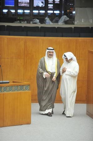 وزير الداخلية الشيخ احمد الحمود وسعد البوص لحظة دخولهما القاعة