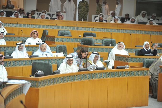 سمو رئيس مجلس الوزراء الشيخ جابر المبارك ودشتي وهاني حسين خلال الجلسة
