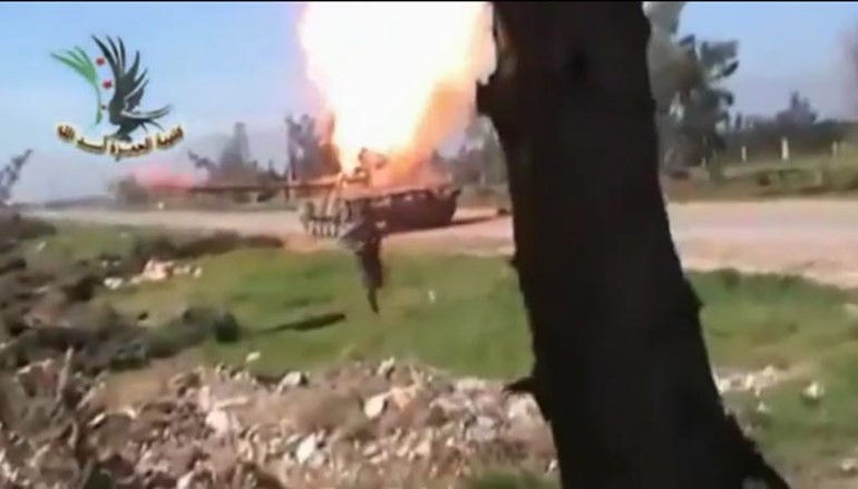 بالفيديو .. شاب سوري يفجر دبابة بمفرده بطريقة جريئة!