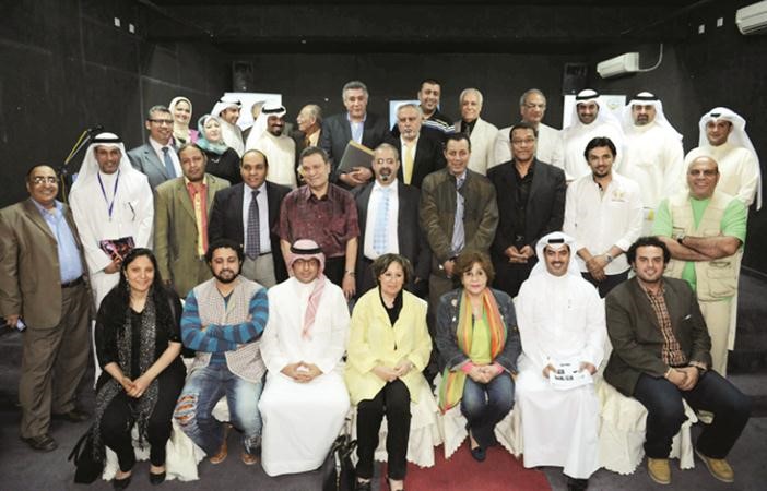 لقطة جماعية لاساتذة ودكاترة المعهد ورائدة مسرح الطفل عواطف البدر مع مهران والسليم وضيوف الكويت ﻿