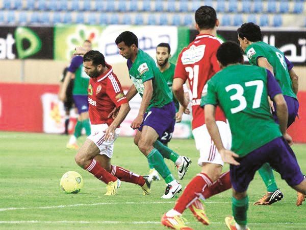 مهاجم الاهلي عماد متعب يحاول المرور من مدافع المقاصة 