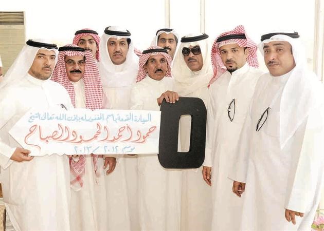  تسليم مفتاح السيارة للفائز بالمركز الاول 