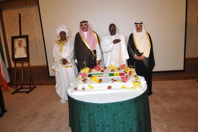 الشيخ صباح الخالد وخالد الجارالله والسفير السنغالي خلال قطع كعكة الاحتفال﻿