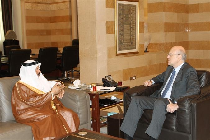رئيس الحكومة المستقيل نجيب ميقاتي مستقبلا السفير السعودي علي العسيري في السراي امس محمود الطويل 