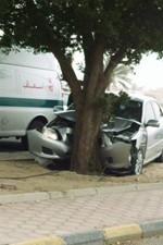 سيارة الطالبة بعد اصطدامها بالشجرة