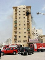 رجال الاطفاء استعانوا بالسلم المتحرك لمكافحة الحريق﻿