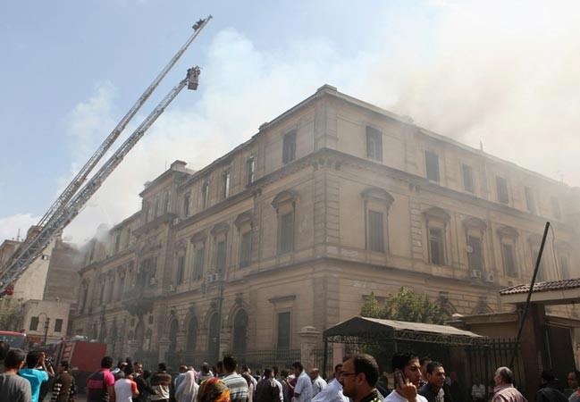 الحريق يتصاعد من مبنى محكمة جنوب القاهرة اثناء محاولات الاطفاء السيطرة عليه رويترز