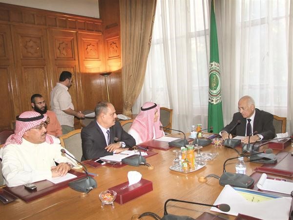 الامين العام لجامعة الدول العربية دنبيل العربي والزملاء احمد بهبهاني ومؤيد اللامي وعدنان الراشد خلال اللقاء﻿