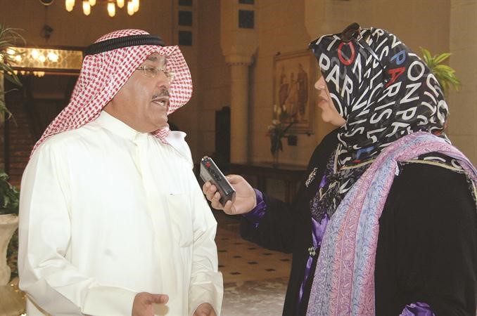 الزميل عدنان الراشد متحدثا للزميلة هناء السيد﻿