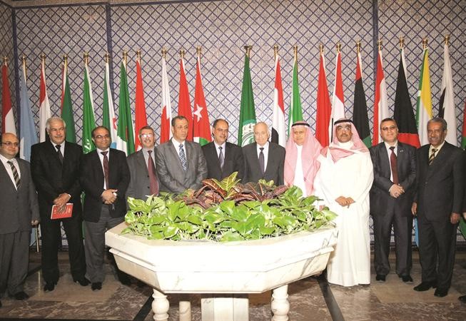 دنبيل العربي متوسطا اعضاء وفد اتحاد الصحافيين العرب﻿