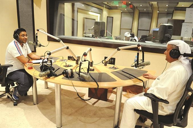مايك مبلتع متحدثا للكابتن عيد العازمي خلال البرنامج﻿