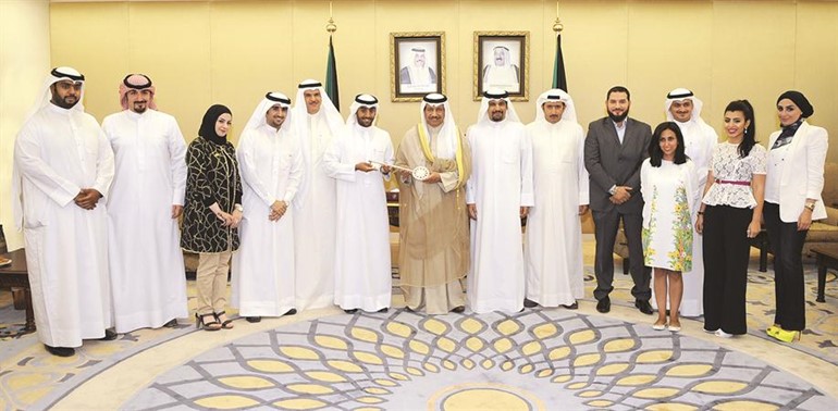 سمو رئيس الوزراء الشيخ جابر المباركيتسلم مفتاح قرية كويتي وافتخر من ضاري الوزان بحضور اعضاء الفريق والشيخ سلمان الحمود