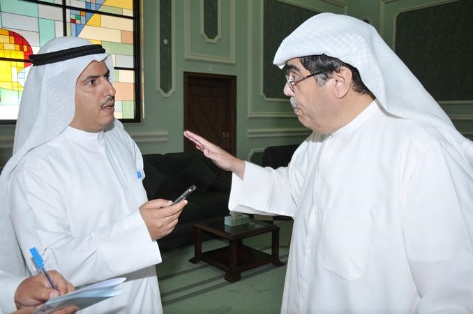 ابراهيم الغانم متحدثا للزميل عبد الهادي العجمي﻿