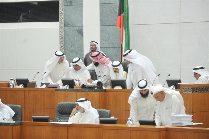 علي الراشد مترئسا الجلسة وبجواره نائبه الخرينج وامين السر العوضي ومجموعة من النواب على المنصة	متين غوزال﻿