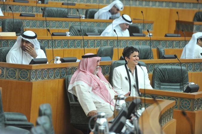 وزير الدفاع الشيخ احمد الخالد وصفاء الهاشم خلال الجلسة﻿
