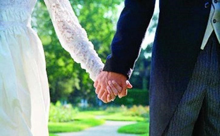 قصة أغرب من الخيال.. أمريكية تتزوج 6 أخوة