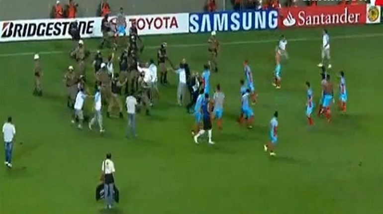 بالفيديو.. شجار بين لاعبي أرسنال الأرجنتيني والشرطة البرازيلية
