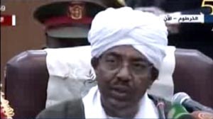 بالفيديو.. حرس مطار الخرطوم يرعب مرسي في موقف طريف.. والرئيس السوداني يحييه بـ "محمد حسني" في زلة لسان جديدة