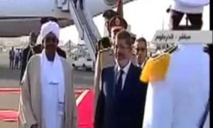 بالفيديو.. حرس مطار الخرطوم يرعب مرسي في موقف طريف.. والرئيس السوداني يحييه بـ "محمد حسني" في زلة لسان جديدة