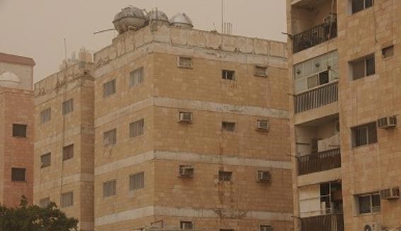 البناية التي شهدت محاولة انتحار الشاب العربي ﻿