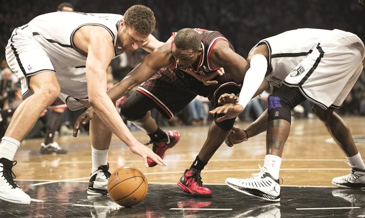 دفاع مزدوج من لاعبي بروكلين نيتس برووك لوبيز وجيرالد والاس على لاعب شيكاغو بولز لوول دونغ افپ