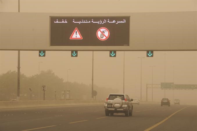 اللوحات الارشادية على طريق المطار تحذر السائقين من ان الرؤية منخفضة ﻿