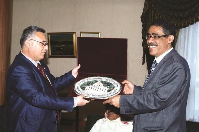 درع تذكارية الى نقيب الصحافيين المصريين