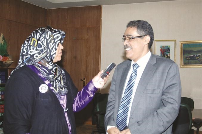 ضياء رشوان متحدثا للزميلة هناء السيد