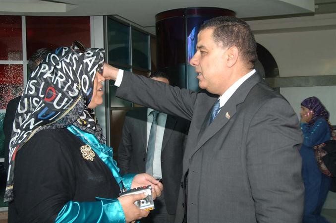 د شريف ابوالنجا متحدثا للزميلة هناء السيد	ناصر عبد السيد ﻿